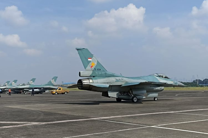 Formasi 77&nbsp;pesawat tempur F-16 Fighting Falcon&nbsp;TNI AU.