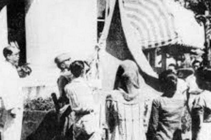 Suasana pengibaran bendera merah putih di hari proklamasi kemerdekaan RI tanggal 17 Agustus 1945.