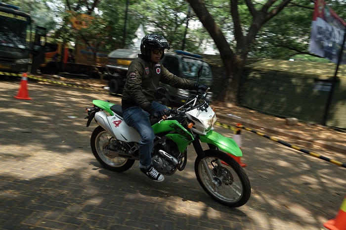 Ilustrasi test ride motor Kawasaki di Otobursa Tumplek Blek.