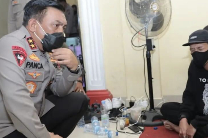 Kapolda Sumut mendadak bilang tak terima uang dari bandar judi. Irjen RZ Panca Putra sempat dibikin malu anggota gegara kasus ini.