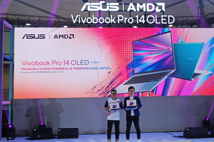 Arief Muhammad (kiri) & Frank Wang, Consumer BDM of ASUS Indonesia dengan ASUS Vivobook Pro 14 OLED yang telah resmi hadir di Indonesia dengan bandrol harga mulai dari 11 jutaan rupiah