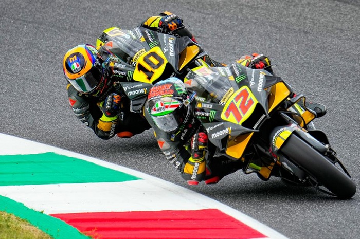 Pembalap Mooney VR46 Racing Team, Marco Bezzecchi (72) dan Luca Marini (10).