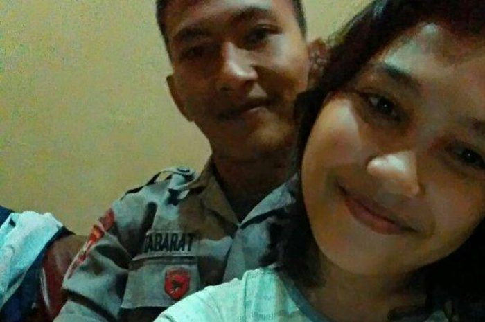 Brigadir Nofriansyah Yosua Hutabarat alias Brigadir J berpose bersama Vera Simanjuntak, pacarnya. Foto diunggah di akun Facebook Vera pada tahun 2016.