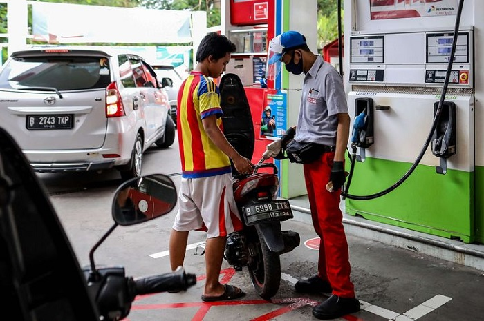 Foto ilustrasi motor diisi Pertalite. Harga BBM Pertalite disebut naik Rp 2 ribuan, Pertamina bilang begini.