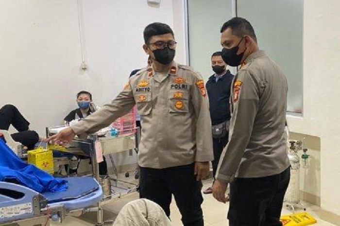 Kapolres Metro Tangerang Kota, Kombes Pol Zain Dwi Nugroho menjenguk dua warga korban penusukan penadah motor curian, di Rumah Sakit Anisa Kota Tangerang, Kamis (18/8/2022) malam. Selain warga dua anggota Polsek Tanah Abang juga jadi korban penusukan.
