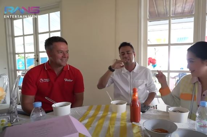 Raffi Ahmad dan Nagita Slavina ajak Michael Owen makan bakso