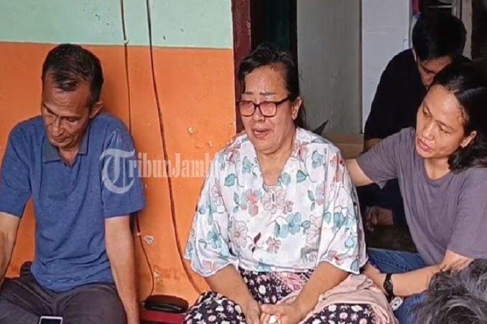 Foto Ibunda Brigadir J menangis mendoakan Vera Simanjuntak. 