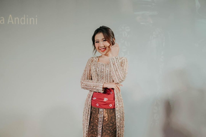 Kebaya lamaran Kiky Saputri