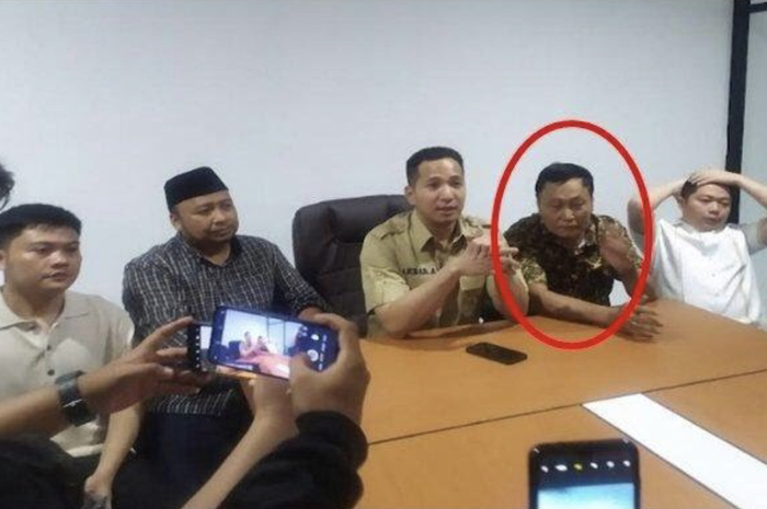 Ini sosok anggota DPRD Palembang Sukri Zen yang bikin Hotman Paris turun tangan. Dia memukuli wanita di SPBU. Foto tampangnya bikin geram.