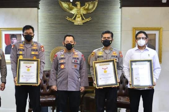 Ini sosok jenderal bintang 2 yang membawa ferdy Sambo ke Mako Brimob. Foto Irjen Slamet Uliandi ditelusuri. Sama-sama terima rekor MURI.