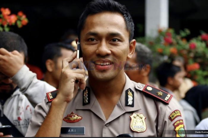 Ini sosok istri AKBP Ari Cahya Nugaraha yang karirnya hancur karena kasus Ferdy Sambo. Foto istri Ari bikin jenderal ini ikut komentar. 