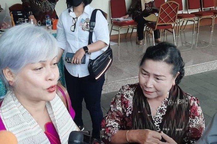 Aktivis Irma Hutabarat bersama opung Brigadir Nofriansyah Yosua Hutabarat alias Brigadir J hadir dalam acara wisuda di Universitas Terbuka, Tangerang Selatan, Selasa (23/8/2022) 