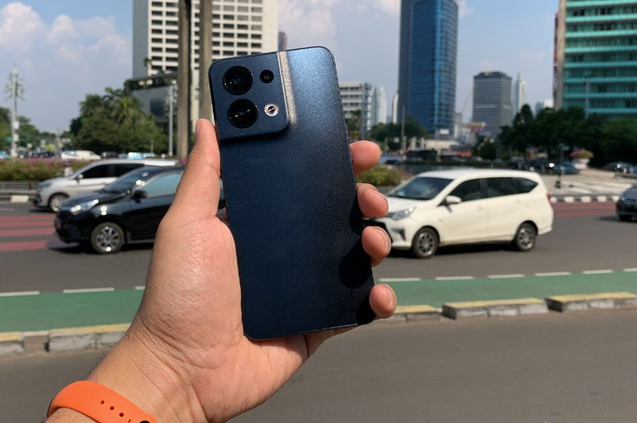 OPPO Reno8 memiliki beberapa kelebihan seperti charger kencang, performa kencang, dan kamera bagus