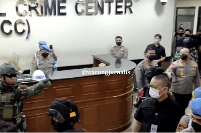 Anggota Brimob bersenjata lengkap bentak wartawan di sidang etik Ferdy Sambo, petinggi DPR sampai turun tangan. 