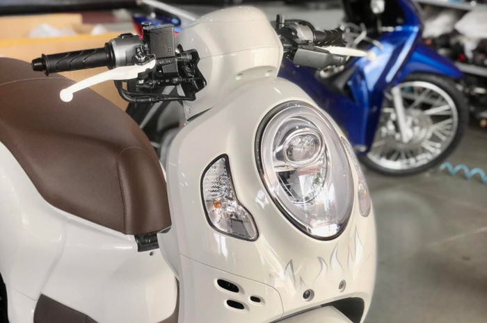 Bikin melongo, modifikasi motor Honda Scoopy tampil ala Vespa x Justin Bieber.
