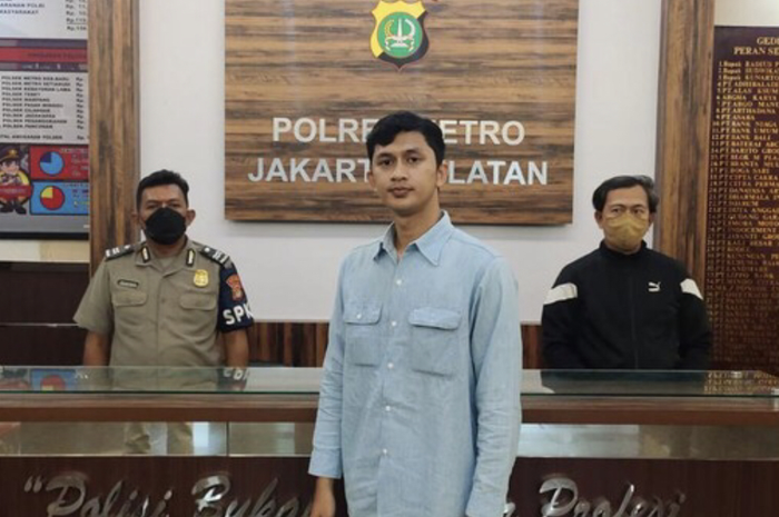 Aktor Khafi Maheza pemukul kepala sopir bus TransJakata menempelkan stiker polisi di mobilnya. Kapolres Jaksel sampai bilang begini. 