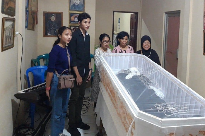 Anak pelawak senior Eddy Gombloh bilang sang ayah punya wasiat begini. Foto keluarganya jarang muncul di media sosial.