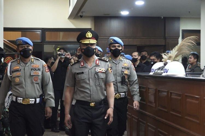 Petinggi Komnas HAM sampai wanti-wanti bagini ke Tim Khusus Polri. Suami Putri Candrawathi punya sifat manipulatif. Foto ini buktinya. 
