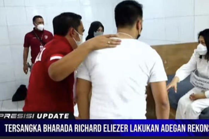 Putri Candrawathi lakoni adegan begini di kamar dalam rekonstruksi. Tudingan hubungan dengan Kuat Maruf viral. 