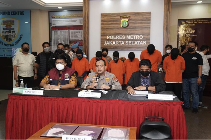 Anak buah Kapolda Metro Jaya, Kombes Budhi Herdi cuma respons begini saat lihat ART Ferdy Sambo siram darah di TKP kasus Brigadir J.