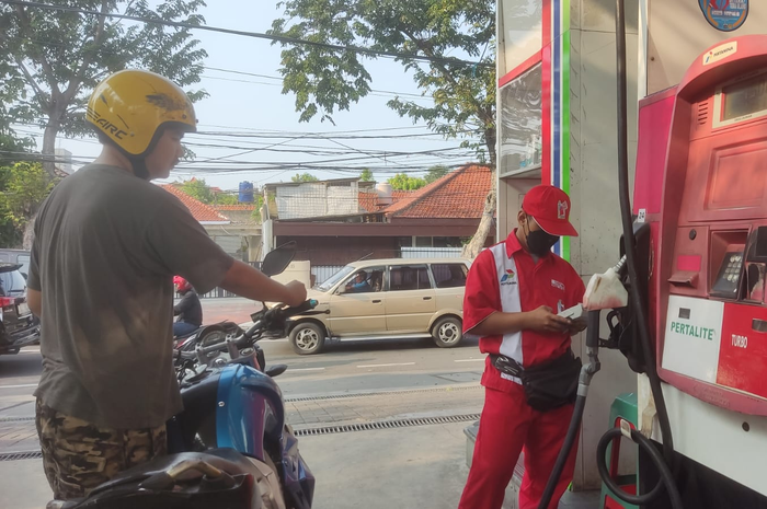 Harga minyak dunia turun, Anggota DPR minta kenaikan harga BBM dibatalkan.  