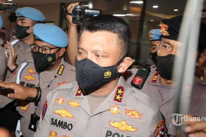 Irjen Ferdy Sambo kedapatan tersenyum saat proses rekonstruksi pembunuhan Brigadir J.