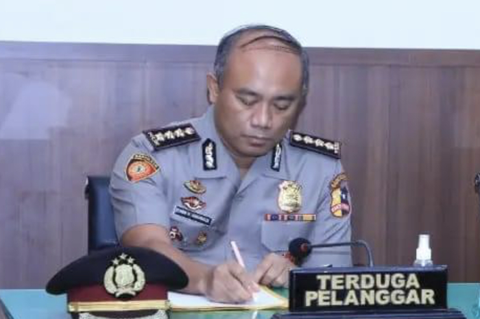 Mantan bawahan Kapolda Metro Jaya yang disebut jadi anak kesayangan Ferdy Sambo dipecat karena terima uang dari sini. Foto sosoknya disebarkan.