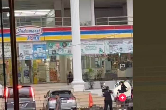 Juru parkir Indomaret Kemang Raya bikin geger, tagih Rp 15 ribu untuk sekali parkir.