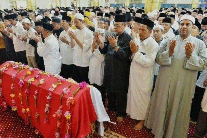 Bacaan doa sholat jenazah laki-laki dan perempuan lengkap dengan huruf latin dan terjemahan