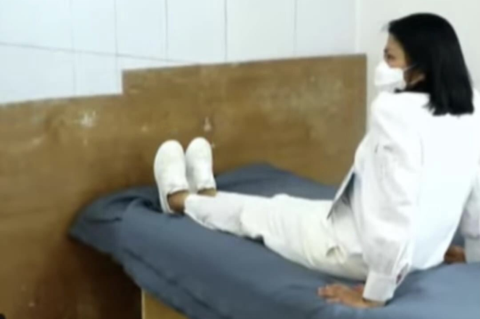 Pengacara bantah isu Putri Candrawathi hubungan intim dengan Kuat Maruf. Istri Ferdy Sambo bilang begini saat sopirnya ada di kamar. 