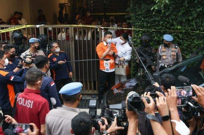 Ferdy Sambo dan Putri Candrawathi dalam rekonstruksi pembunuhan Brigadir J.