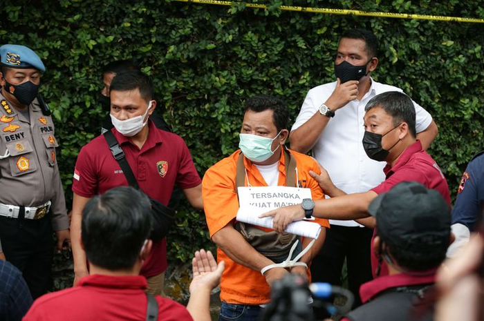 Tersangka Kuat Ma'ruf saat menjalani rekonstruksi kasus pembunuhan Brigadir J di rumah dinas Ferdy Sambo, Duren Tiga, Jakarta Selatan, Selasa (30/8/2022). Tim Khusus (Timsus) Polri menggelar rekonstruksi kasus pembunuhan berencana Brigadir J atau Nofriansyah Yosua Hutabarat.  