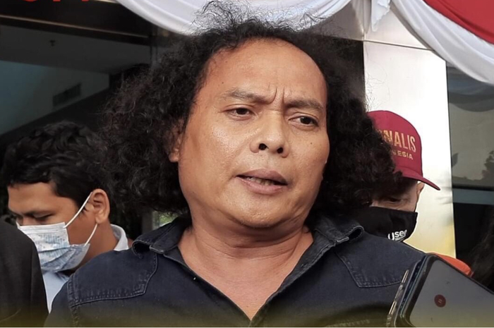 Deolipa Yumara mengaku sengaja bikin dugaan Putri Candrawathi berhubungan intim dengan Kuat Maruf. Ucapannya terlanjur viral hingga dipolisikan. 