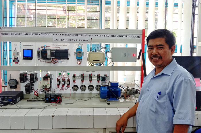Ir Arif Musthofa MT menunjukkan purwarupa Remote Laboratorium temuannya.