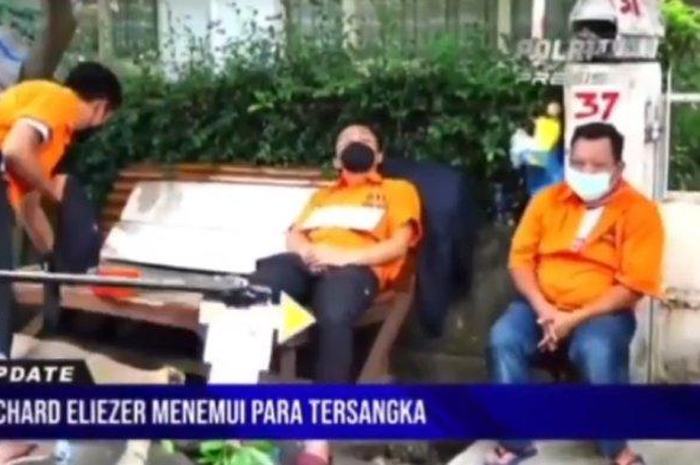 Bharada E, Bripka RR, KM saat melakukan rekonstruksi pembunuhan Brigadir J