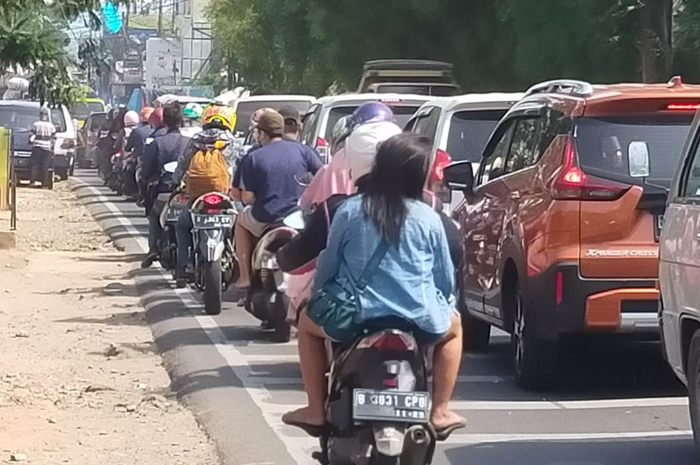 Antrian panjang menunju 280 meter sebelum SPBU Pertamina 34.15106 Pinang Tangerang jelang harga Pertalite naik