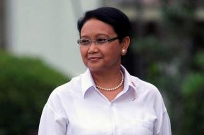 Retno Marsudi, Menlu (Menteri Luar Negeri) RI yang curi perhatian karena memakai HP BlackBerry di G20.