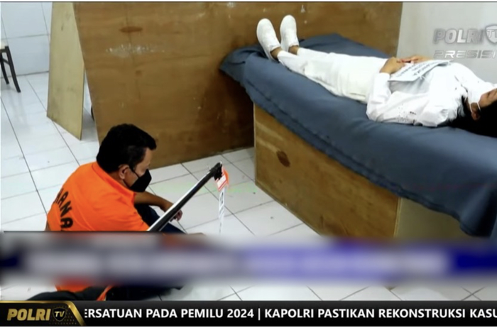 Saksi mengaku melihat Brigadir J membanting pintu dapur rumah Magelang. Tim Khusus didesak pakai lie detector. Foto adegan Putri Candrawathi disorot.