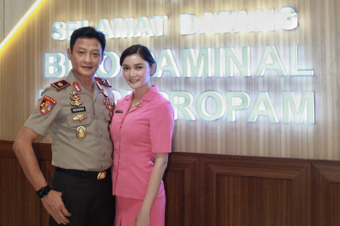 Brigjen Hendra Kurniawan disebut naik private jet saat mendatangi rumah Brigadir J di Jambi. Kata istrinya, Hendra punya mobil dengan cara nyicil.