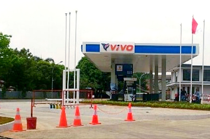 Ilustrasi cara cek lokasi SPBU VIVO di smartphone untuk dapatkan harga BBM yang lebih murah dari Pertamina.