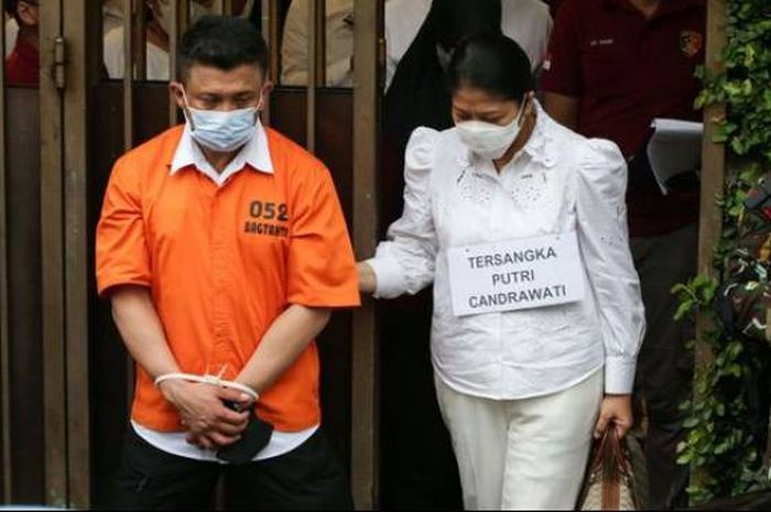 Putri Candrawathi dan Ferdy Sambo saat hadiri kegiatan rekontruksi adegan pembunuhan Brigadir J.