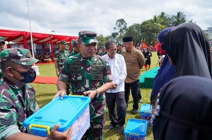 Ucapan Panglima TNI Jenderal Andika dinilai bisa bahayakan KSAD Jenderal Dudung. Isu konflik di antara keduanya dibantah. 
