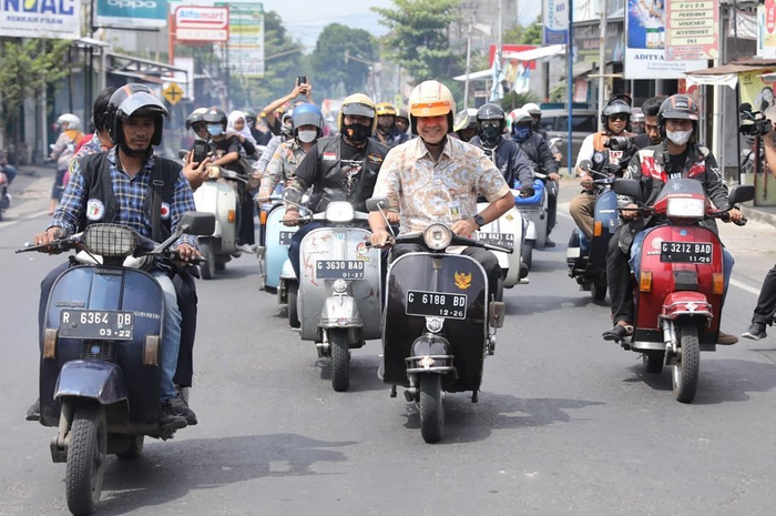 Ganjar Pranowo saat riding menggunakan Skuter Bajaj Super 150 rakitan 1980.