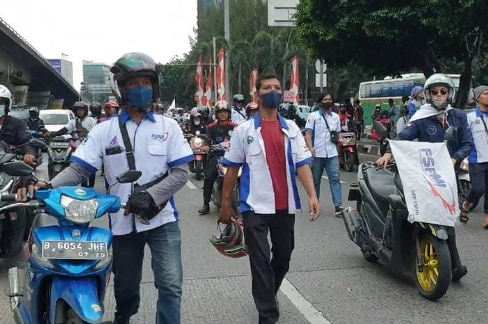 Ratusan demonstran elemen buruh yang menolak keniakan harga BBM Pertalite