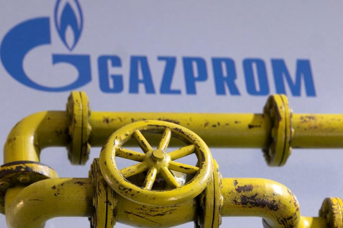 Ilustrasi logo perusahaan Rusia Gazprom dan pipa gas ke China