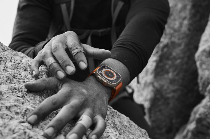 Ilustrasi penggunaan Apple Watch Ultra untuk olahraga ekstrem