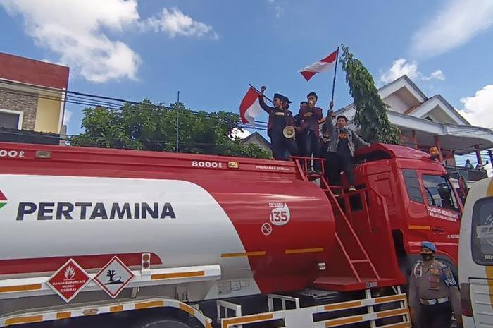 Aksi BEM se-Pamekasan berunjuk rasa menolak kebaikan harga Pertalite dengan membajak truk tanki BBM Pertamina
