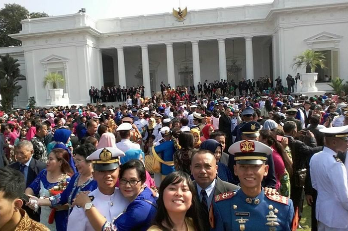 Ibunda Judistira Eka Permady pilot pesawat TNI AL yang jatuh ternyata bawahan Mensos Risma. Dia bangga 2 kali foto di Istana Jokowi. 