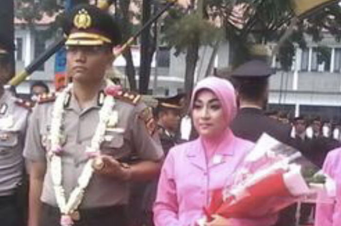 Istri Kombes Agus Nurpatria, Diah Ayu Anggraeni jadi sorotan usai lakukan aksi tak terduga ini. Suaminya dipecat karena kasus Ferdy Sambo.