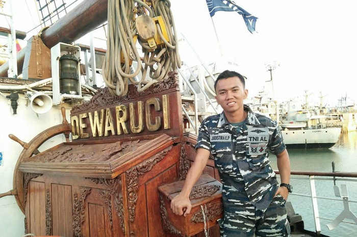Judistira Eka Permady pilot pesawat TNI AL yang jatuh pergi tugas saat istrinya sedang hamil. Dia sempat pergi ibadah ke Tanah Suci Mekkah.